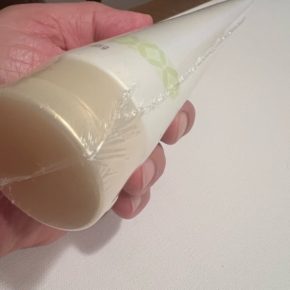 New MARY KAY SATIN BODY SILKENING SHEA LOTION WHITE TEA AND CITRUS FULL SIZE! - Picture 2 of 3